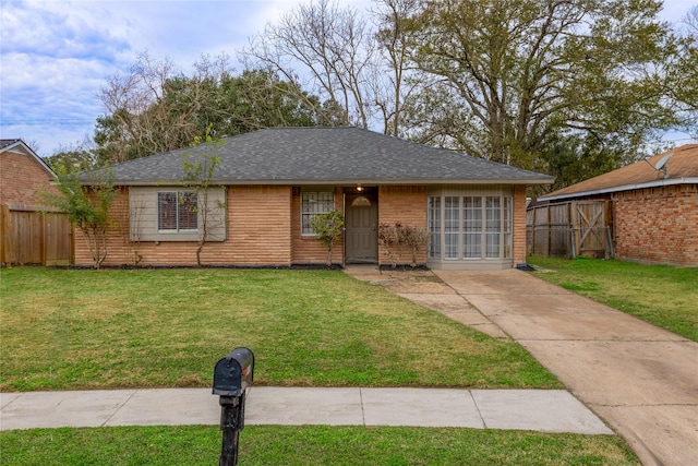 ranch-style home featuring a front lawn