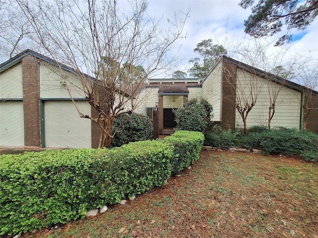 view of front facade featuring a garage