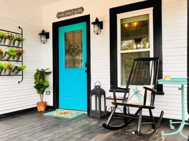 property entrance with covered porch