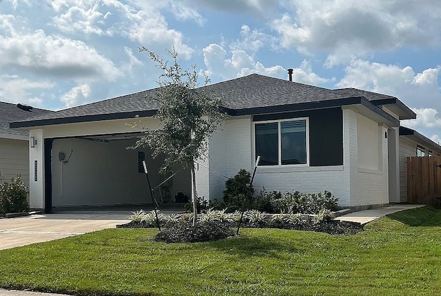 view of front facade featuring a front lawn and a garage