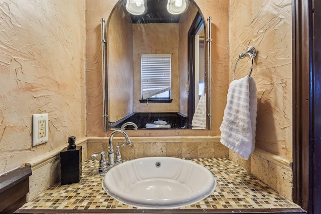 bathroom featuring sink