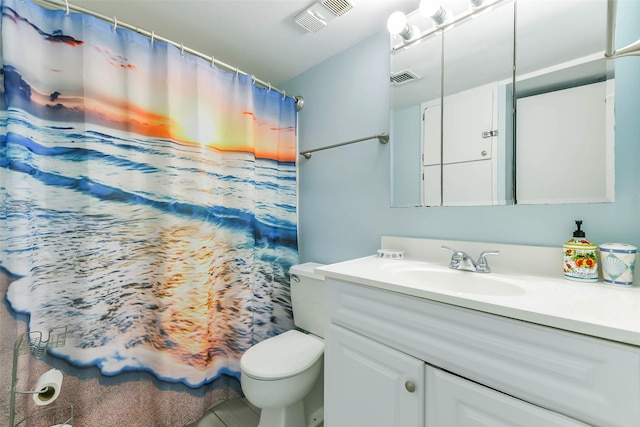 bathroom with toilet, a shower with curtain, and vanity