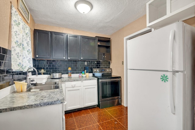 kitchen with sink, white cabinetry, white fridge, tasteful backsplash, and electric stove