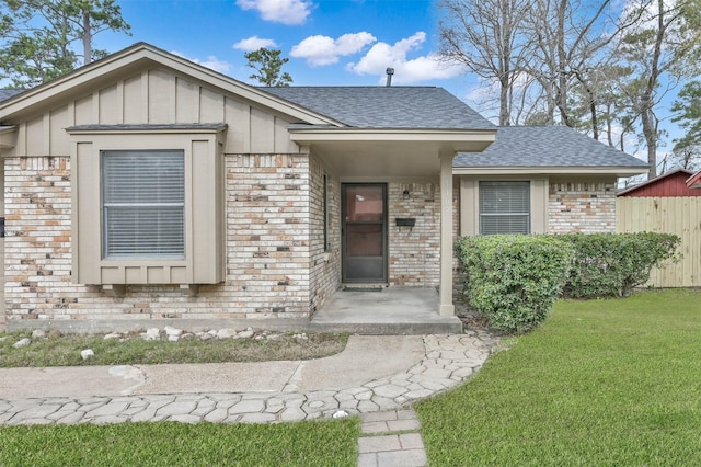 view of front facade with a front lawn