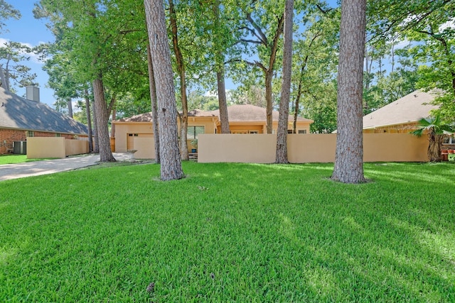 view of yard featuring central AC unit