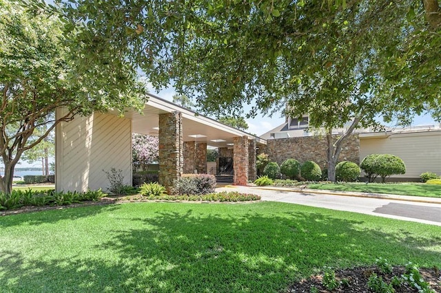 view of front of property featuring a front yard