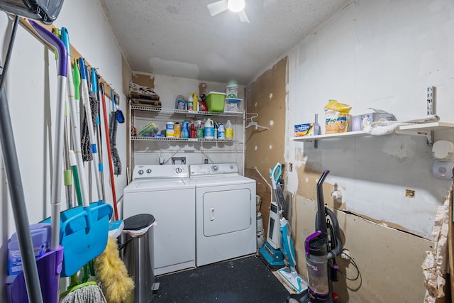 washroom with a textured ceiling and independent washer and dryer