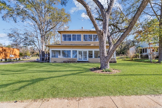 view of front of house featuring a front lawn