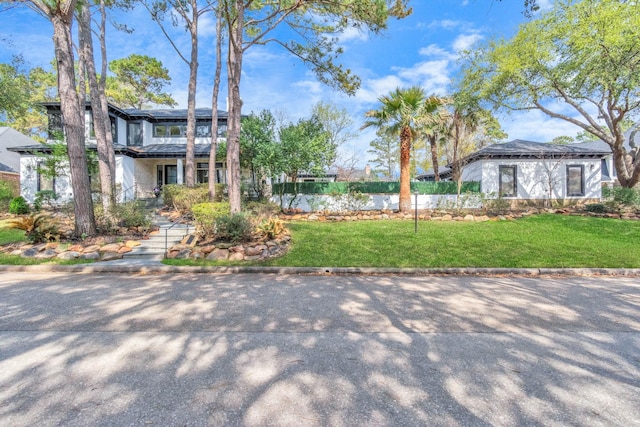 view of front facade with a front yard