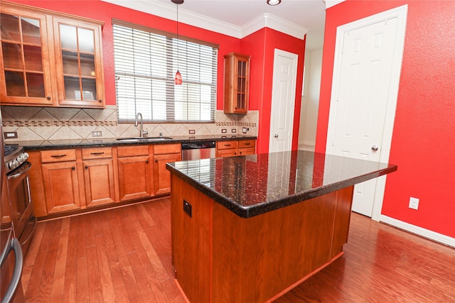 kitchen featuring tasteful backsplash, stainless steel appliances, pendant lighting, and a center island