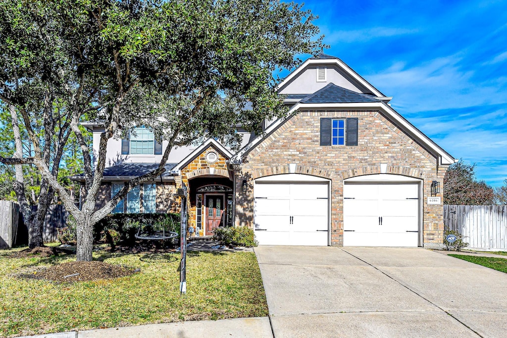 front of property with a front lawn