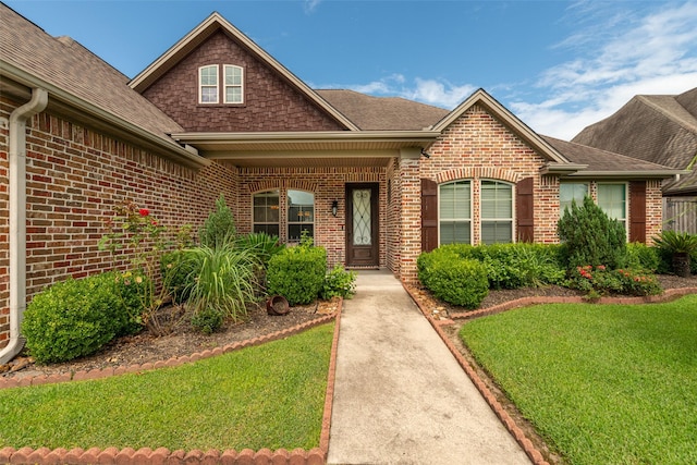 view of front of property featuring a front yard