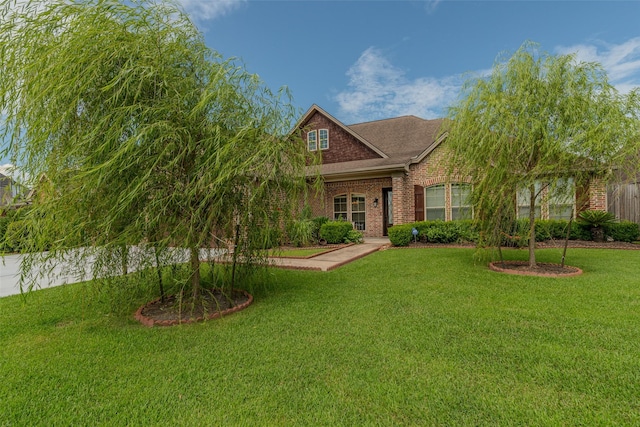 view of front of house featuring a front yard