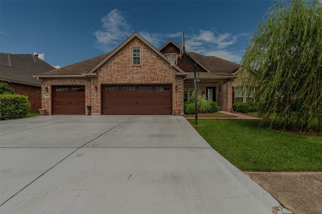 view of front of home featuring a front yard