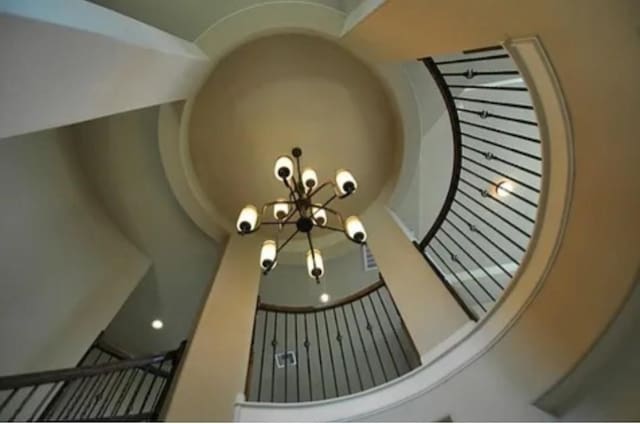 room details featuring a notable chandelier