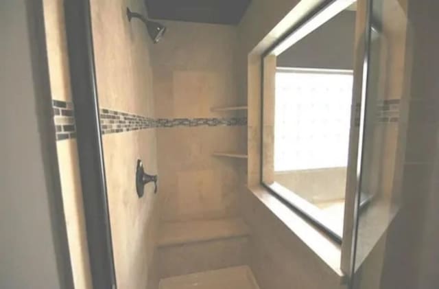 bathroom featuring a tile shower