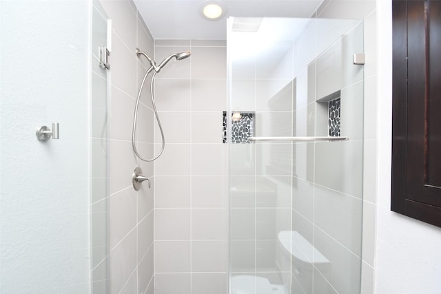 bathroom featuring a tile shower