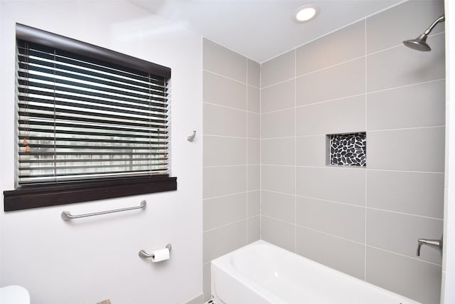 bathroom featuring tiled shower / bath combo