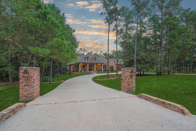 view of front of property featuring a lawn