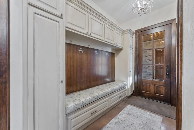 mudroom featuring an inviting chandelier