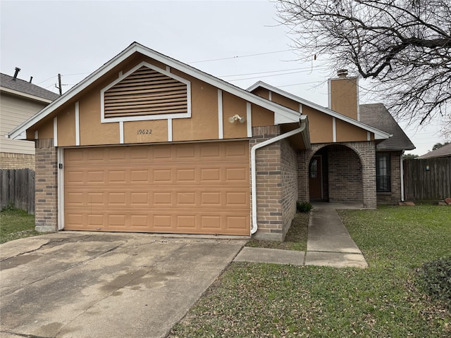 view of front of house featuring a front yard and a garage