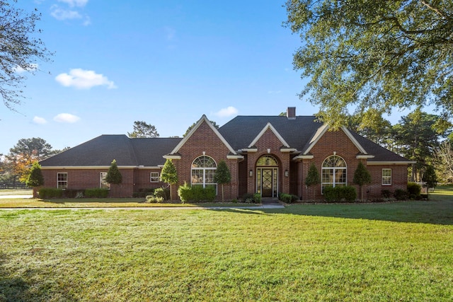 view of front of house featuring a front lawn