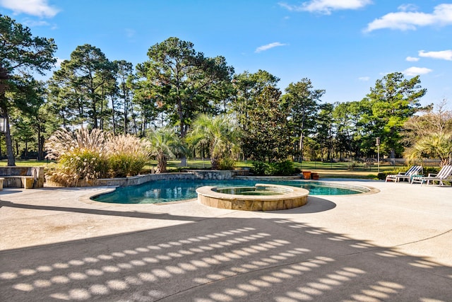 view of pool with an in ground hot tub and a patio area