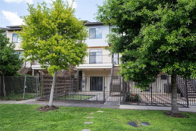 view of front of home featuring a front lawn