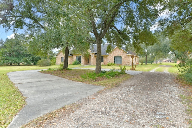 view of front of property featuring a front lawn