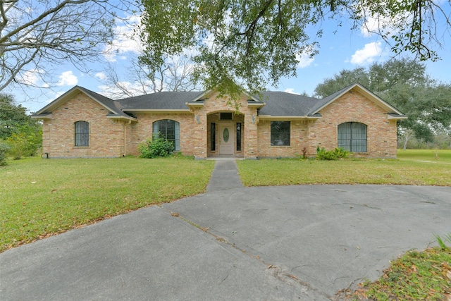 single story home with a front lawn