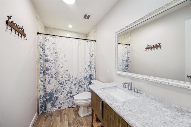 bathroom with toilet, a shower with curtain, and vanity