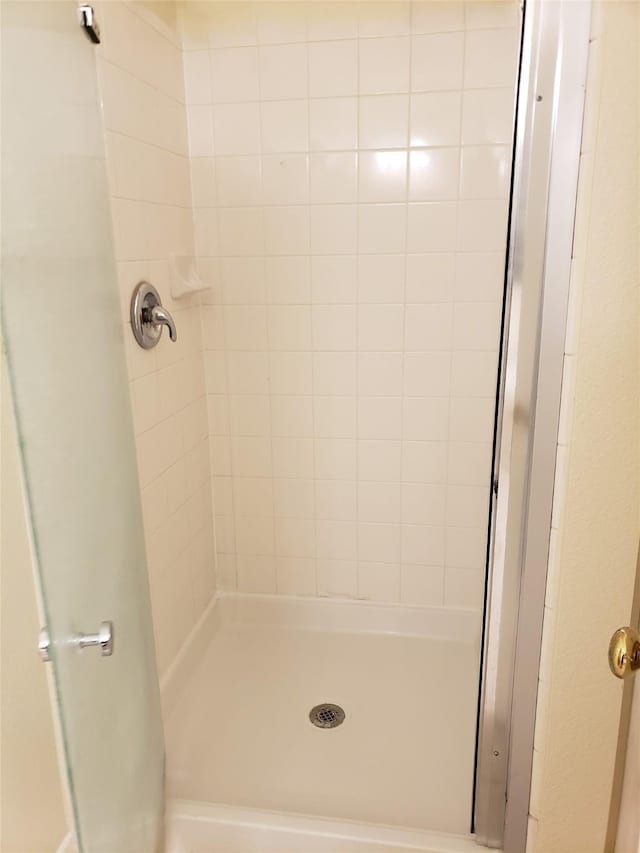 bathroom featuring a tile shower