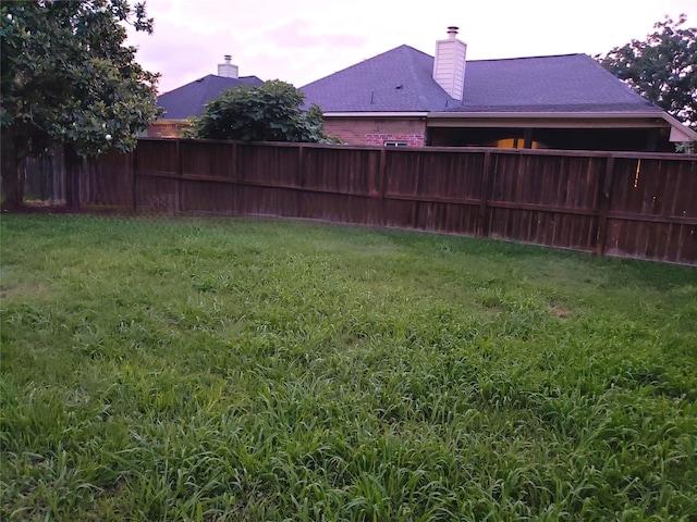 view of yard at dusk