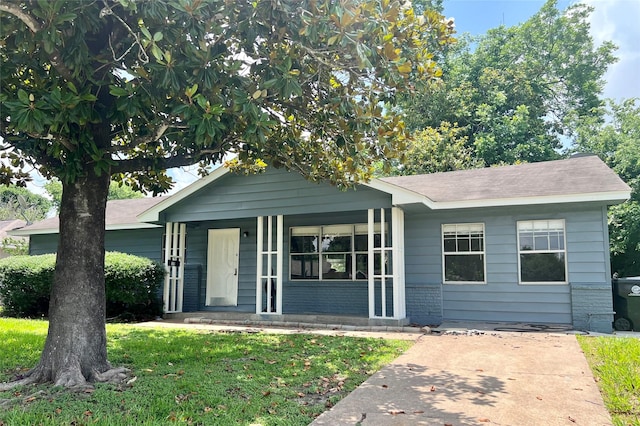 view of front of house featuring covered porch and a front yard