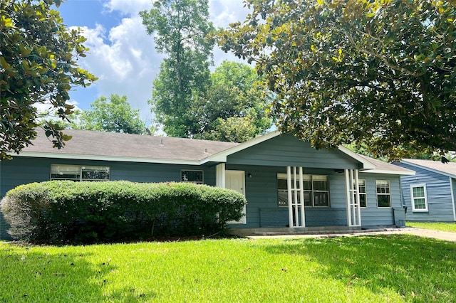 single story home with a front lawn