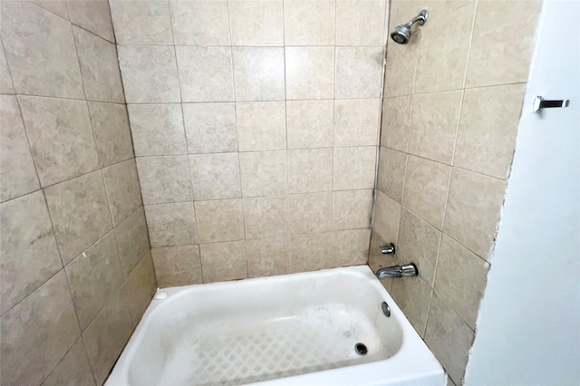 bathroom featuring tiled shower / bath