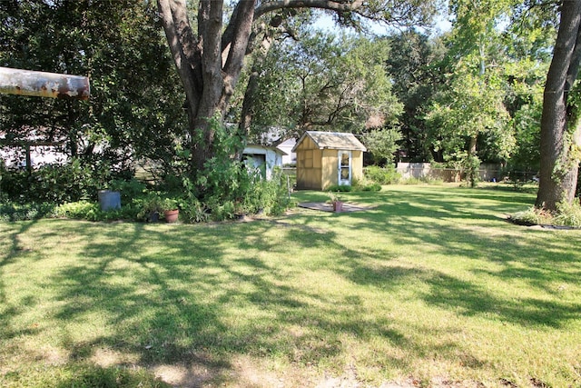 view of yard featuring a storage shed