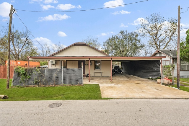 view of front of property featuring a front lawn and a carport