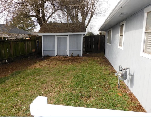 view of yard with a shed