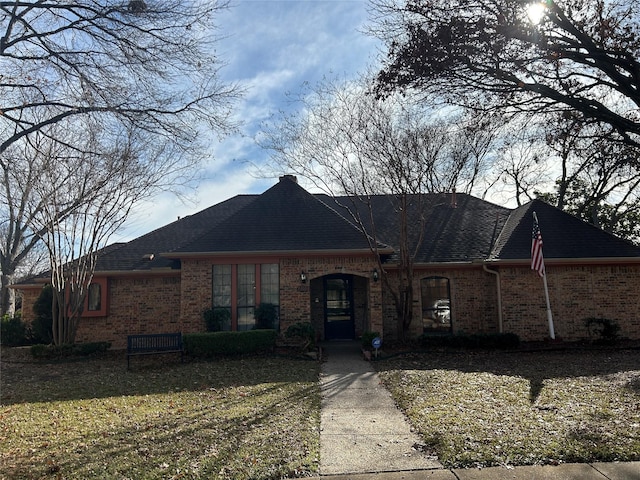 ranch-style house featuring a front lawn