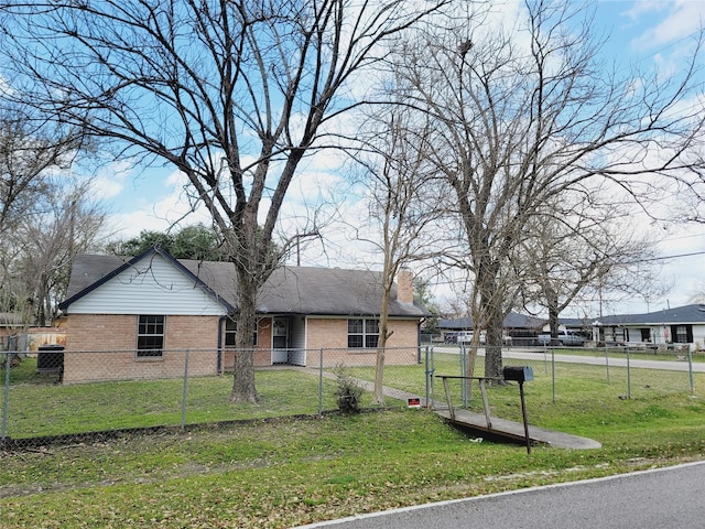 view of front of home featuring a front yard