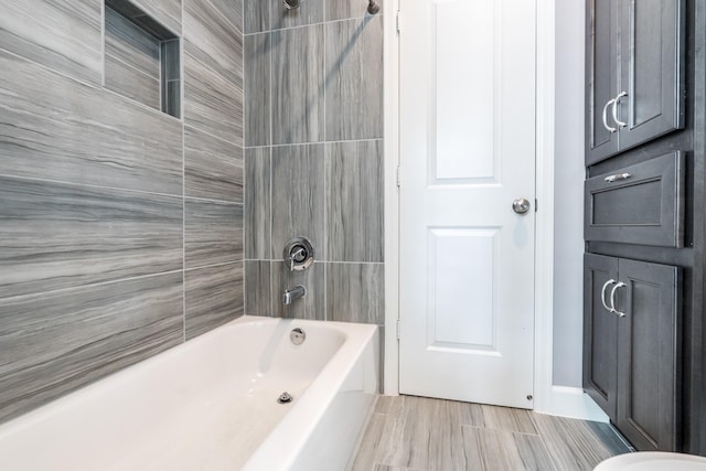 bathroom with tiled shower / bath combo