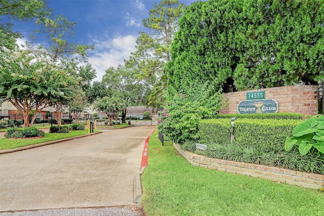 view of home's community featuring a yard