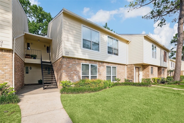 view of front of house with a front yard