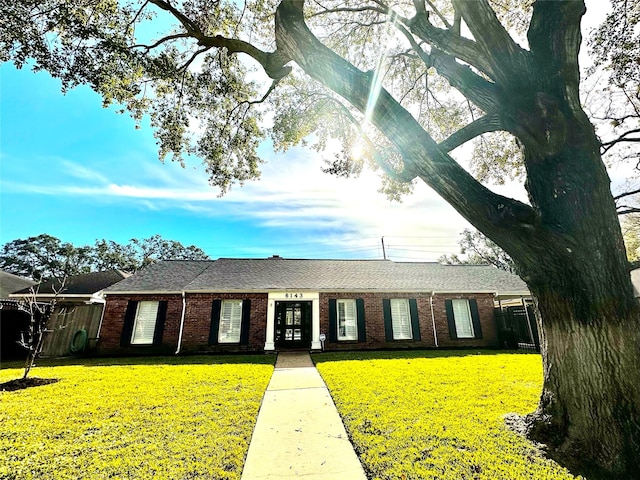 single story home with a front yard