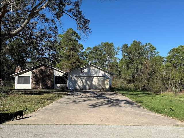 view of front of house featuring a front yard and a garage