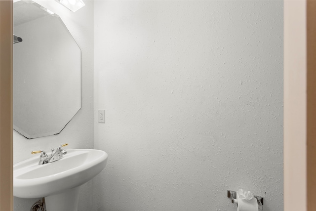 bathroom featuring sink