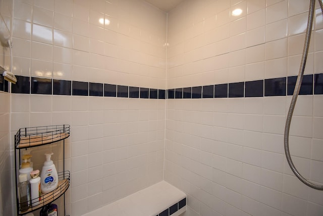 bathroom featuring tiled shower