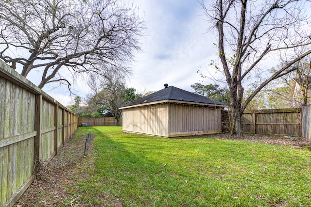 view of yard with an outbuilding