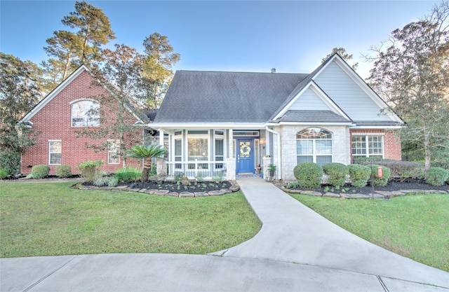 view of front facade featuring a front yard and a porch